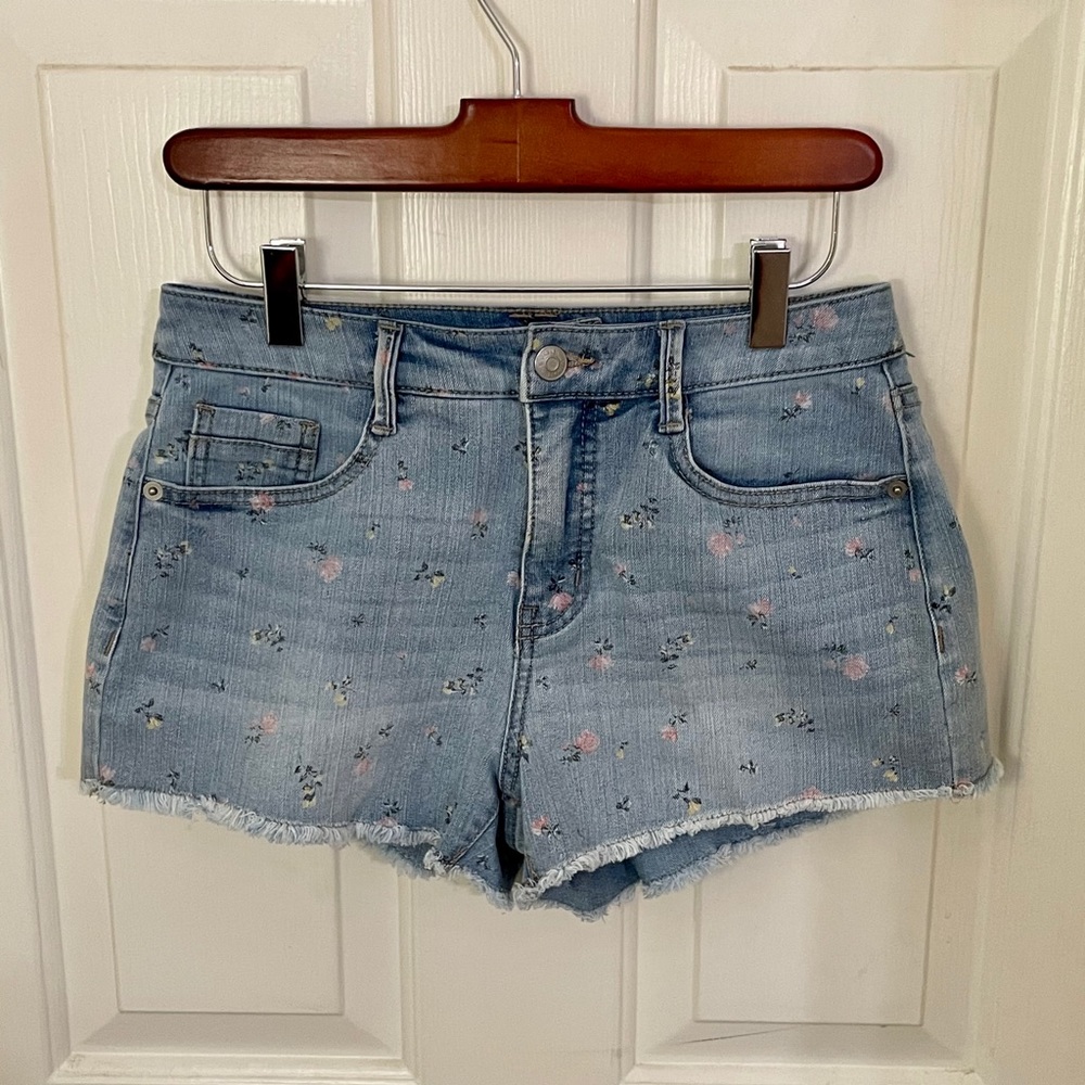 Jean shorts with floral print